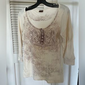 Daytrip 3/4 sleeve 3 button henley tee, juniors L, cream with vintage vibe print